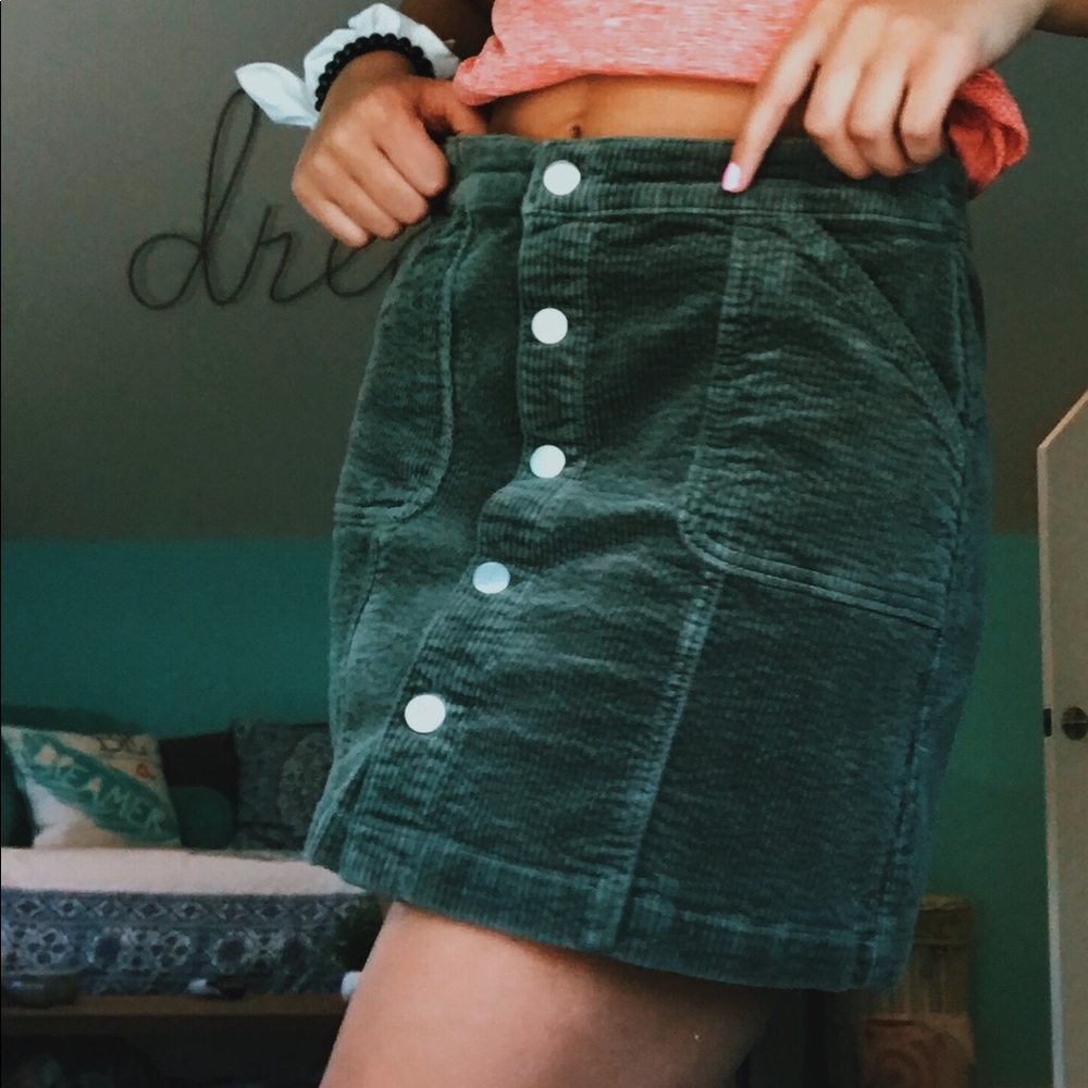 Lightly worn green button skirt - Picture 3 of 4